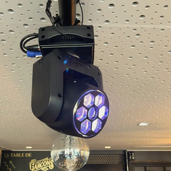 Installation fixe de sonorisation et éclairage dans un bar à Dax – Intégration professionnelle Clem Events