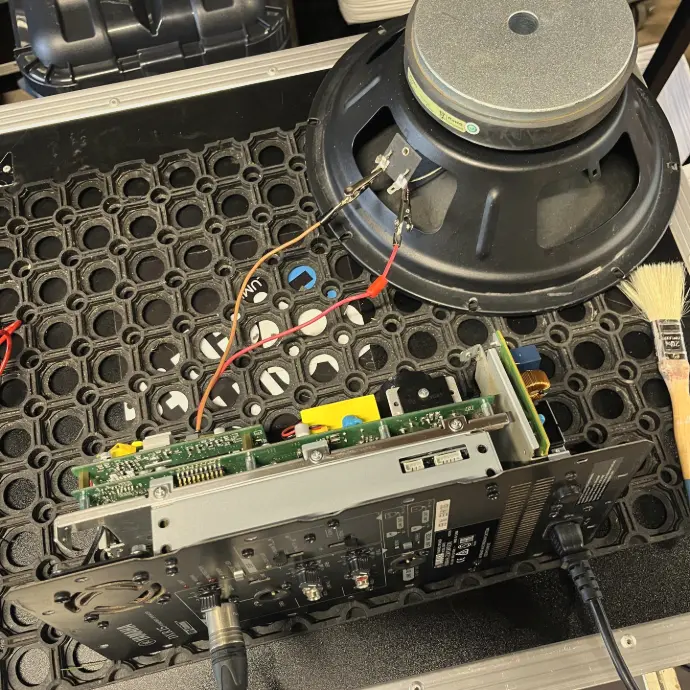 Technicien Clem Events effectuant la maintenance et la réparation d’une enceinte professionnelle dans les Landes