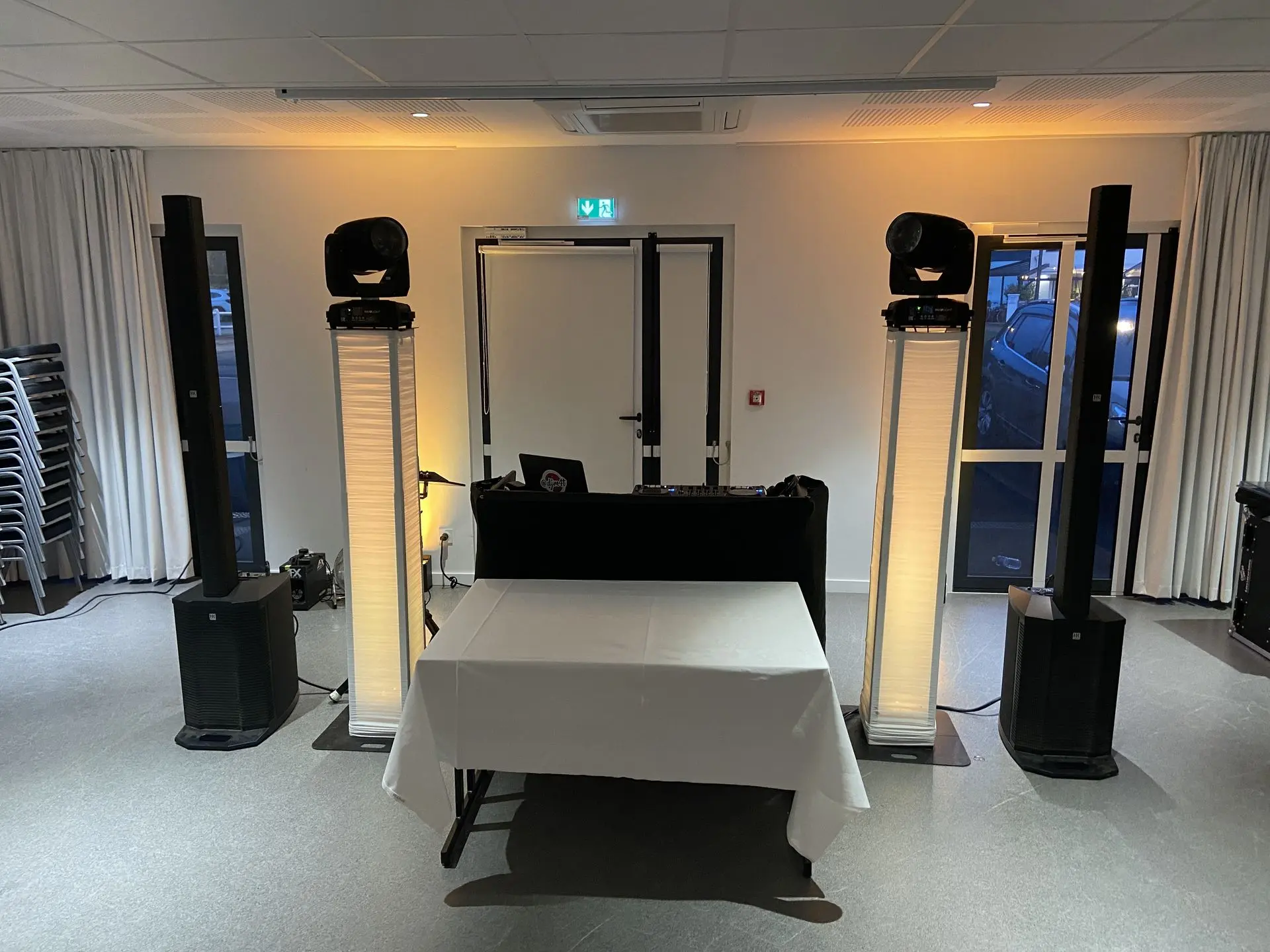 Totem réglable avec base stable, plaques de support et housse en lycra ignifugé, pour installation d'équipements légers (lyres, éclairages, enceintes) - Location à Dax