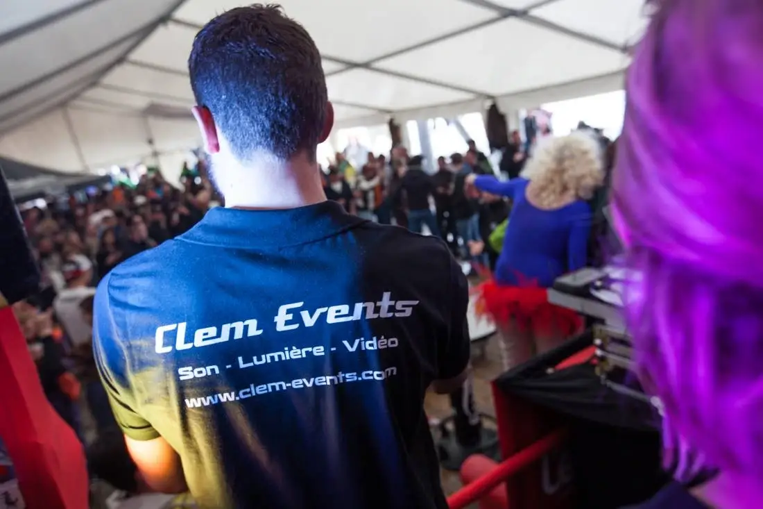 Clément Darjo avec un teeshirt Clem Events de dos lors d'un événement.